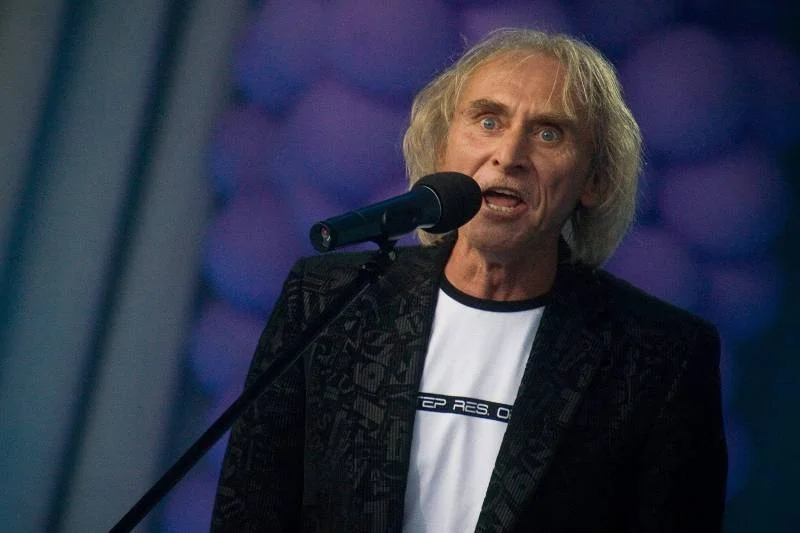 Jerzy Kryszak, gdy tylko nie ma występu, ogląda transmisje sportowe.