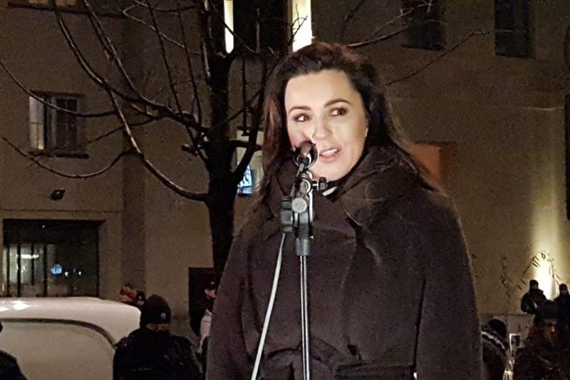 W proteście przed siedzibą TVP uczestniczyli także byli dziennikarze telewizji, aktorzy i politycy.