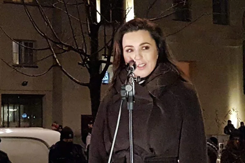 W proteście przed siedzibą TVP uczestniczyli także byli dziennikarze telewizji, aktorzy i politycy.