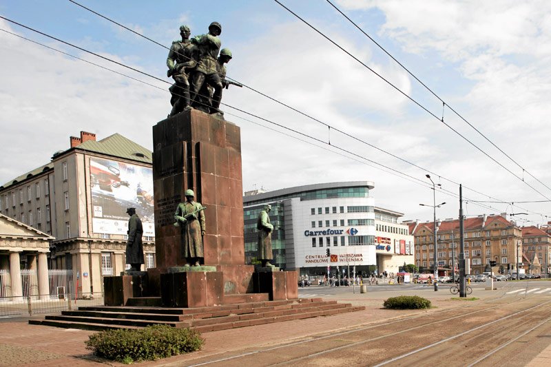 Teraz w miejscu "Czterech Śpiących" stoi głaz z tabliczką, który ma stanowić formę amatorskiego pomnika poświęconego ofiarom na Ukrainie. Być może jest jednak zwykłą prowokacją...