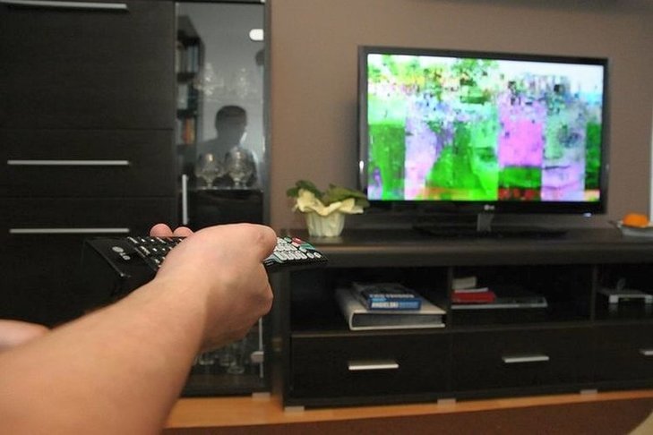 Tysiącom starszych Polaków skarbówka zajmuje konta za zaległy abonament RTV, nawet jeśli się wyrejestrowali.