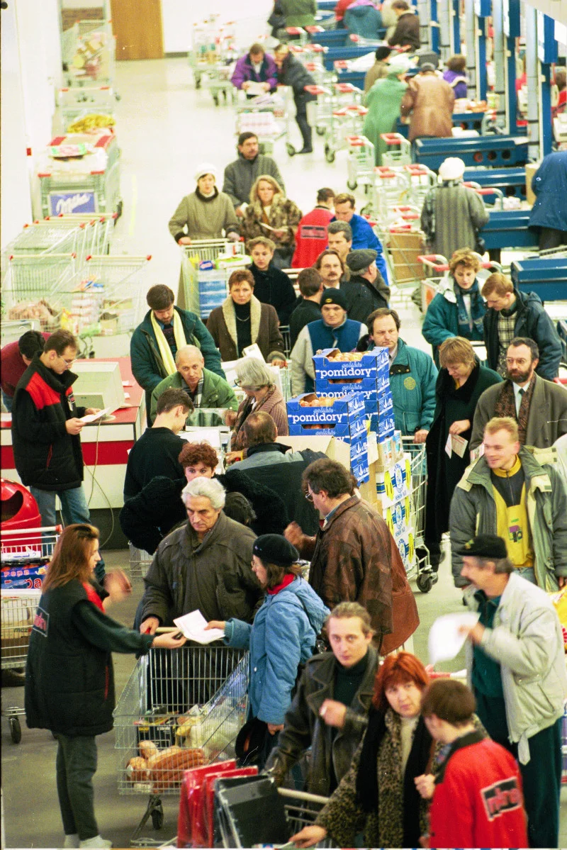 15.12.1994 Warszawa, Makro Cash and Carry, zakupy przedświąteczne i obowiązkowa kontrola zakupów przy wyjściu.