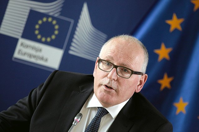 Frans Timmermans o polskiej "białej księdze". Minister Szymański odpowiada.