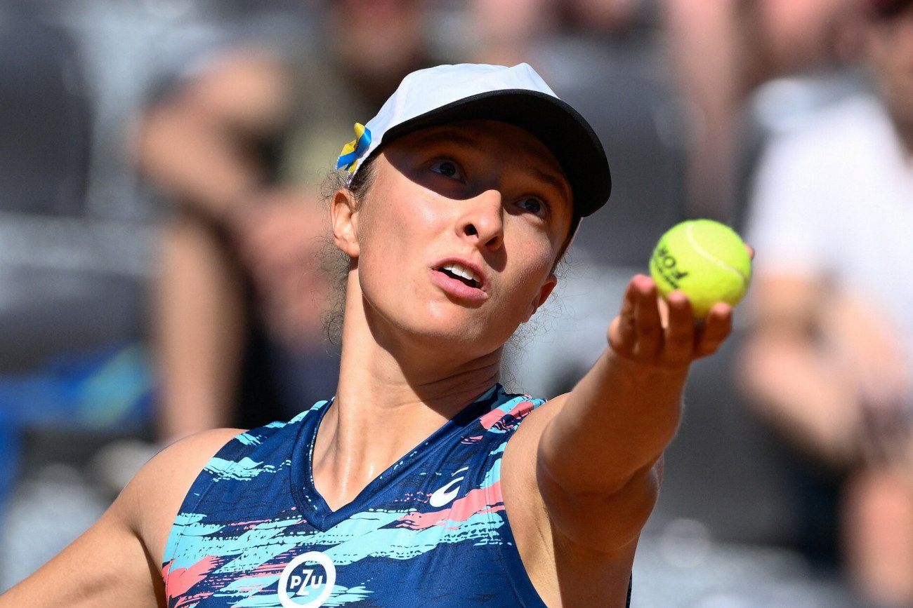 Iga Świątek występuje na światowych kortach z ukraińską wstążką, solidaryzując się z walczącymi sąsiadami.