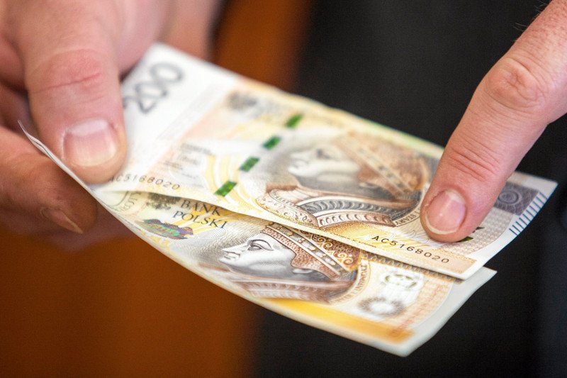 39-letni mężczyzna okradał własną babcią, podkładając jej fałszywe banknoty.