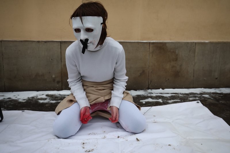 Pod krakowską Kurią Metropolitarną rozegrał się happening zatytułowany "Macie krew na rękach".