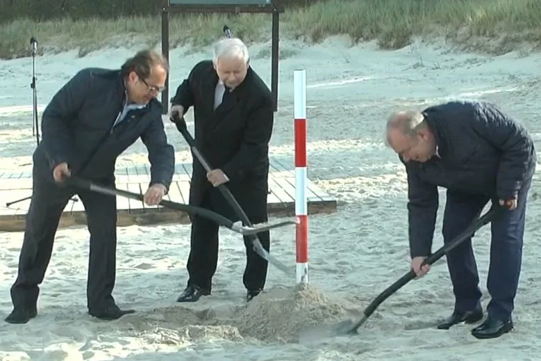Nie ma śladu po słupku, który przed wyborami na Mierzei Wiślanej wkopywał Jarosław Kaczyński.
