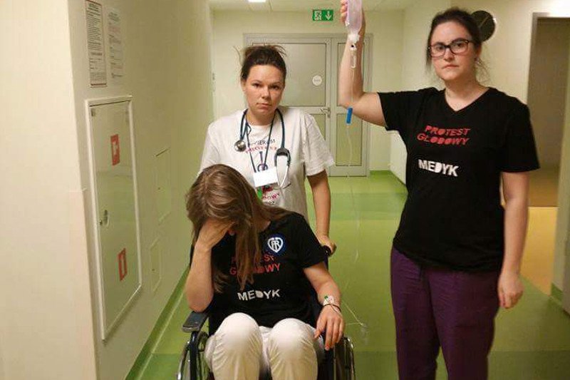 A miało być "bliżej ludzi". Dramatyczny apel młodych lekarzy, którzy prowadzą protest głodowy i wciąż czekają na przyjazd premier Beaty Szydło.