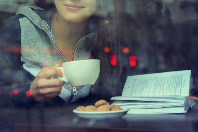 Księgarnio-kawiarnie to świetne miejsca na spędzanie wolnego czasu zarówno ze znajomymi, jak i w pojedynkę.