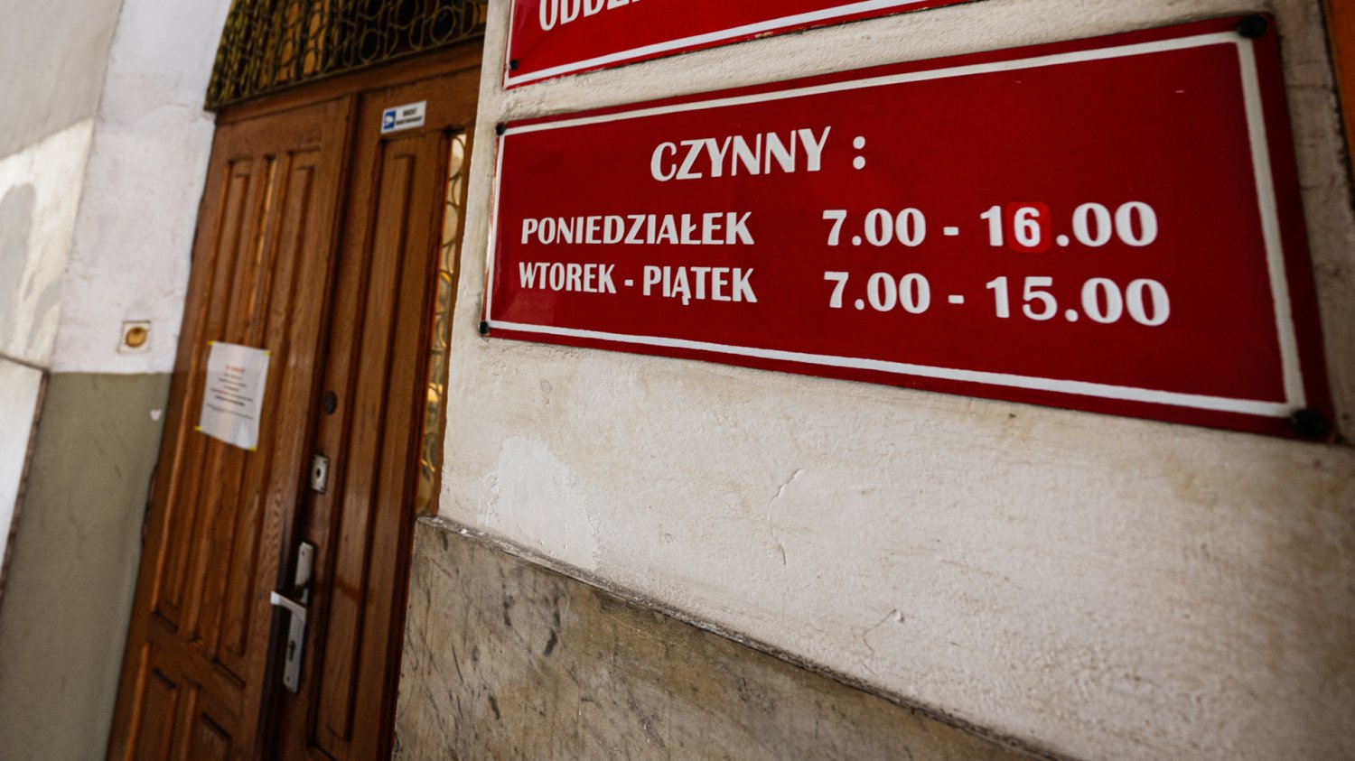 Kiedy urzędy pracują dłużej? Nowe rozporządzenie wprowadza rewolucję Urzędy państwowe pracują dłużej. Koniec z zamykaniem o 15:00 czy 16:00.