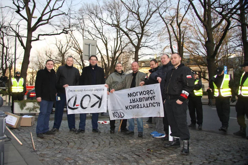 Działacze "Narodowego Świtu" z flagami KOD-u przejętymi na jednej z antykodowskich manifestacji.