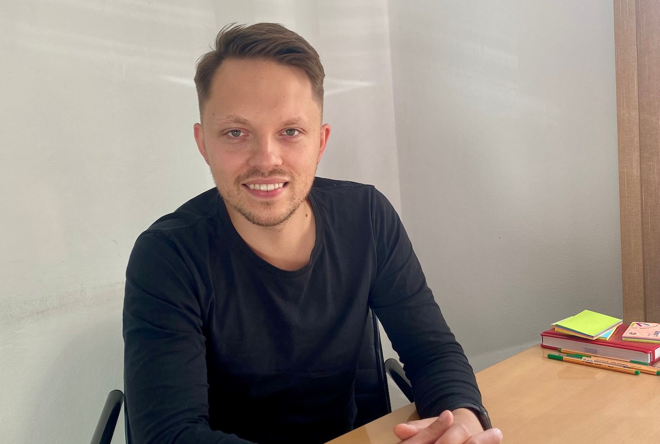 Michał Marszał, admin tygodnika "NIE". To on zarządza kontami pisma Jerzego Urbana na Instagramie, Twitterze i Facebooku.