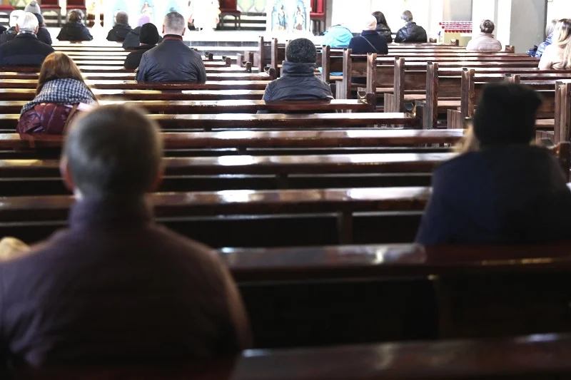 W Podkowie Leśnej na mszy było 70 osób. Interweniowała policja.