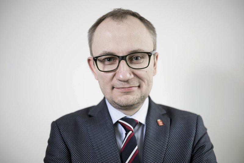 Stołeczny radny PiS dr Błażej Poboży wrzucił do sieci karykaturę prezydenta Warszawy Rafała Trzaskowskiego (PO).