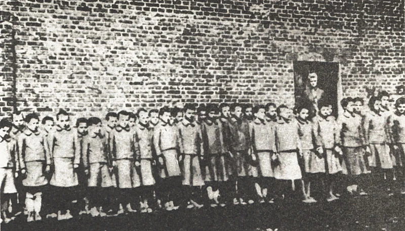 Dzieci polskie w niemieckim obozie pracy w Dzierżąznej k. Zgierza.