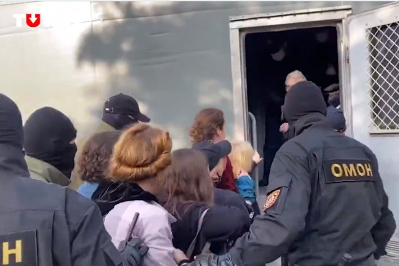 Podczas protestu w Mińsku zatrzymano nawet ponad 200 kobiet.