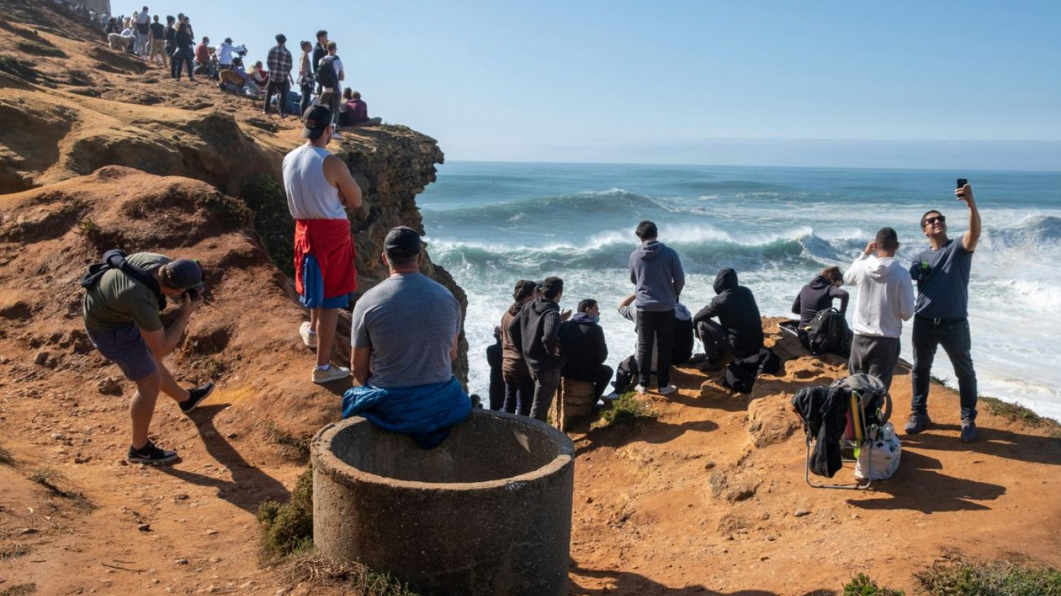 Turyści na plaży Nazare w Portugalii