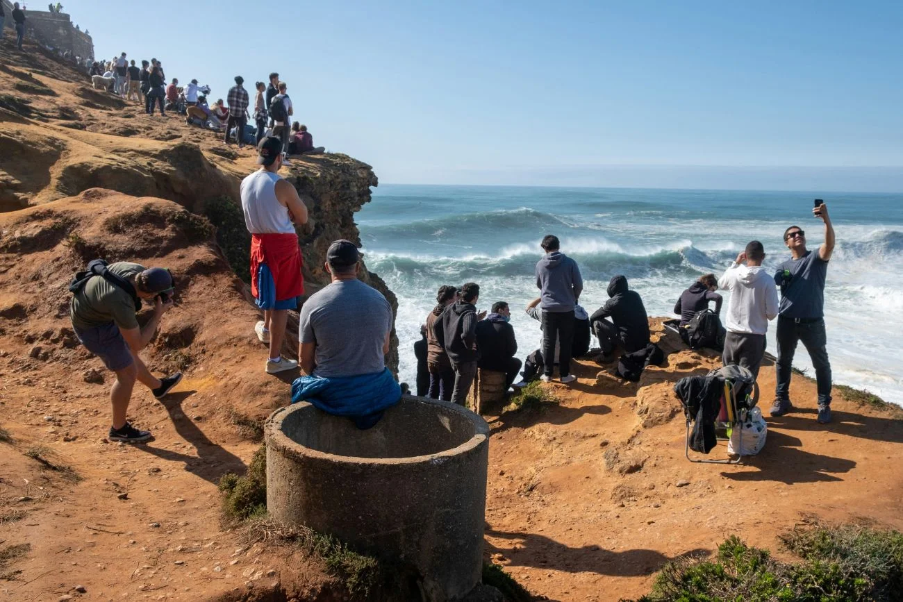 Turyści na plaży Nazare w Portugalii
