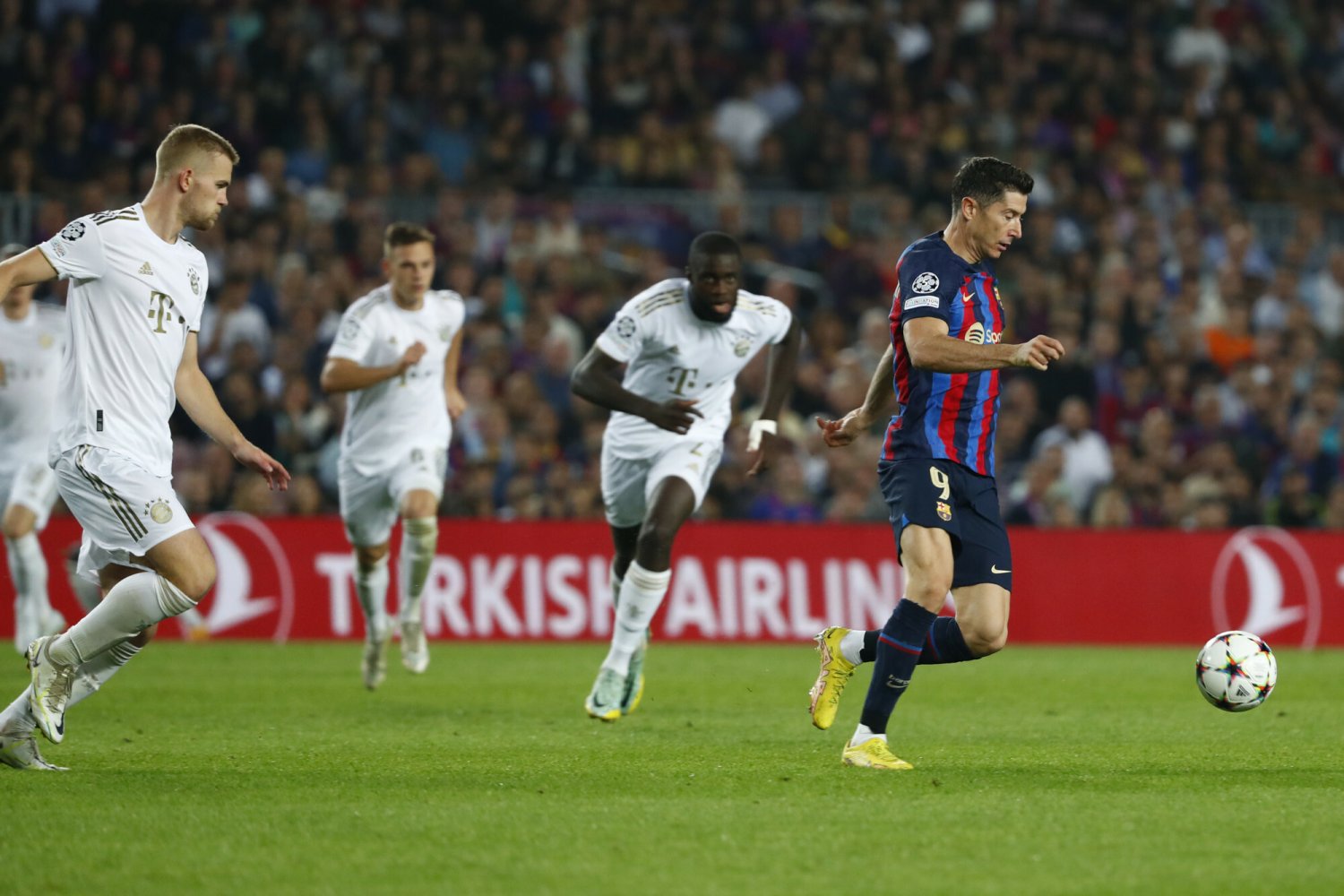 Barcelona znów poniosła klęskę w Lidze Mistrzów. Bezradny Lewandowski zszedł z boiska