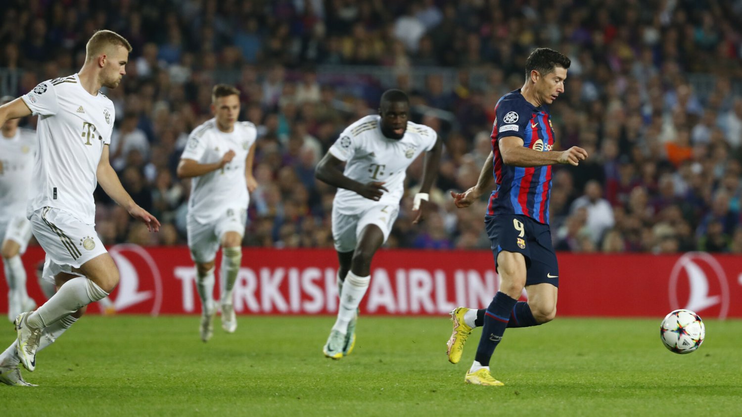 Barcelona znów poniosła klęskę w Lidze Mistrzów. Bezradny Lewandowski zszedł z boiska