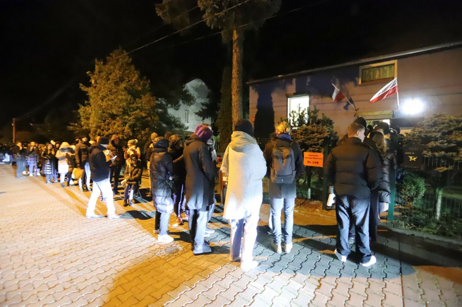 Kolejka do wrocławskiego punktu wyborczego na Jagodnie.