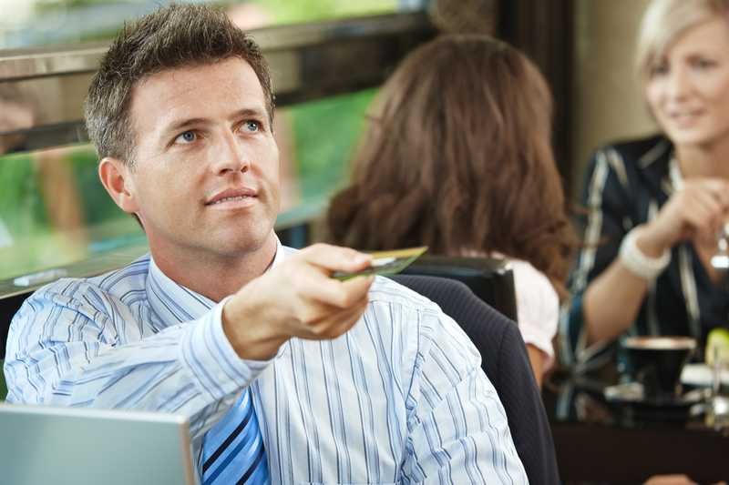 W 2011 na płatnościach kartą banki zarobiły 1,4 mld zł. Te koszty mają teraz ponosić klienci