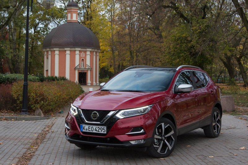 Nissan Qashqai. Tym razem zmienił się silnik, który jest mniejszy, ale z pewnością nie jest zawalidrogą.
