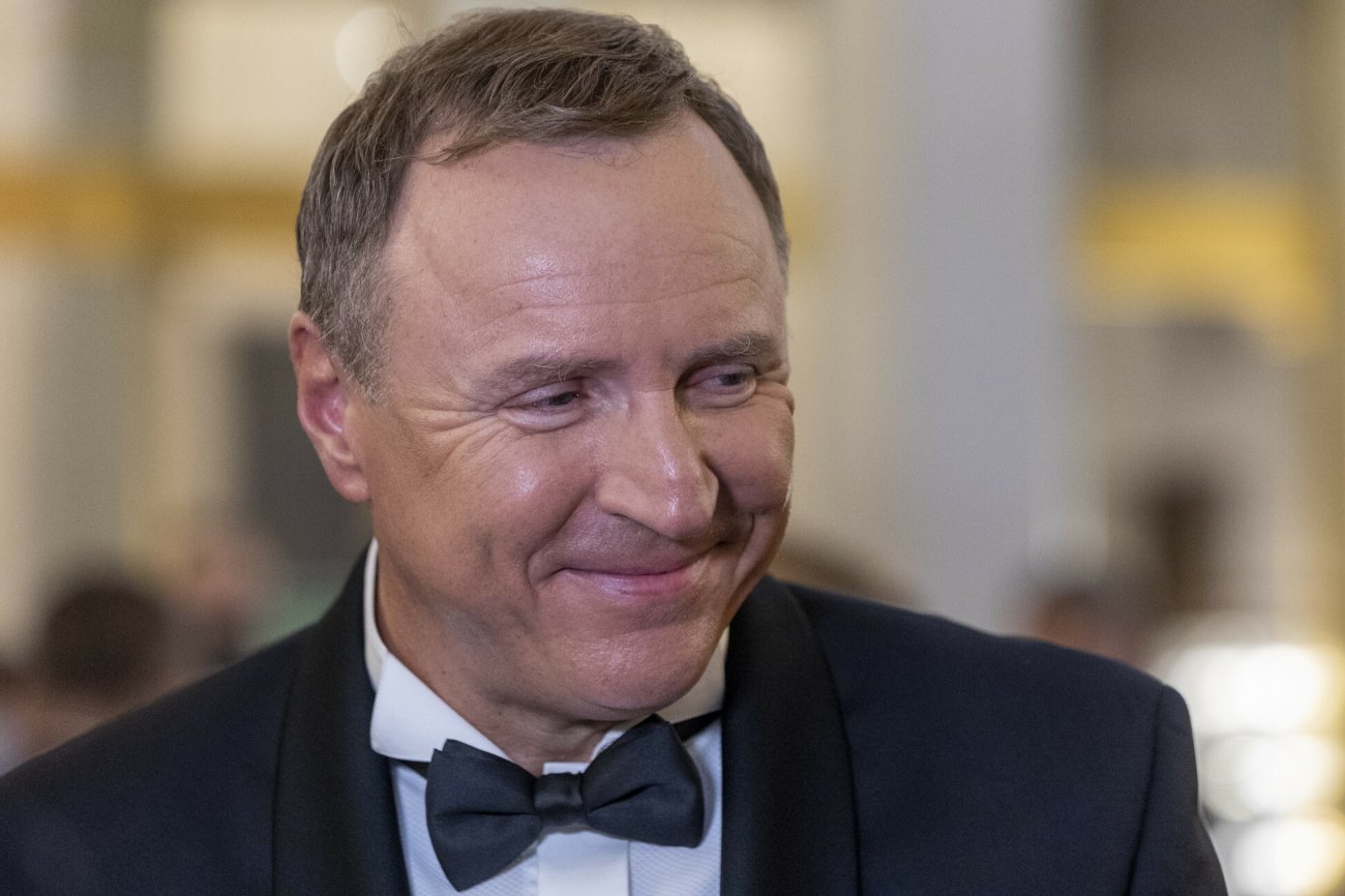 Zakażony koronawirusem Jacek Kurski poleciał na Eurowizję Junior do Paryża.