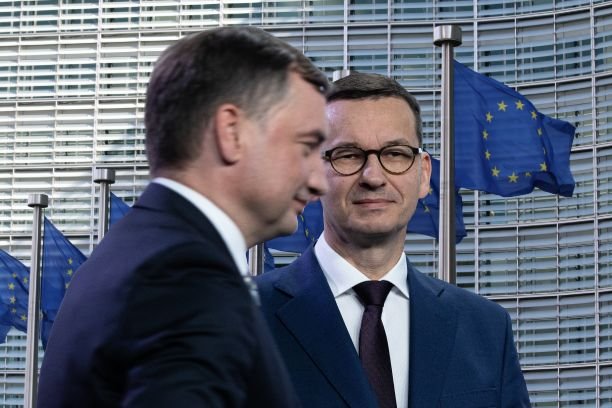 Minister Zbigniew Ziobro i premier Mateusz Morawiecki. To ich wewnętrzne walki mają być przyczyną ostrego kursu rządu wobec Unii Europejskiej.
