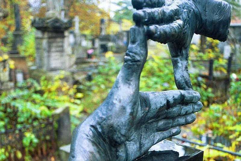 Dłonie na grobie Krzysztofa Kieślowskiego