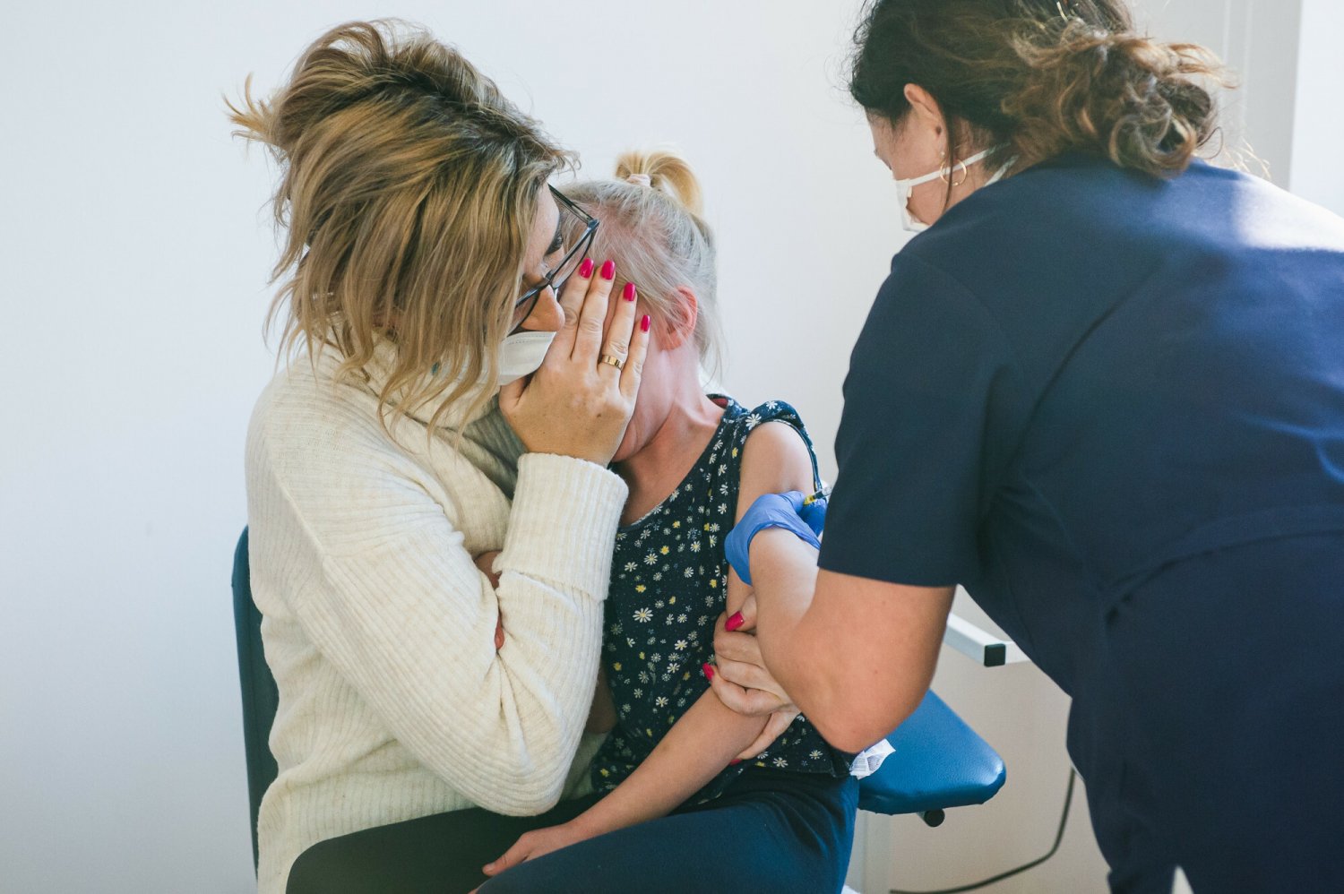 Wystraszone dzieci nie chcą zaszczepić się przeciw COVID-19.