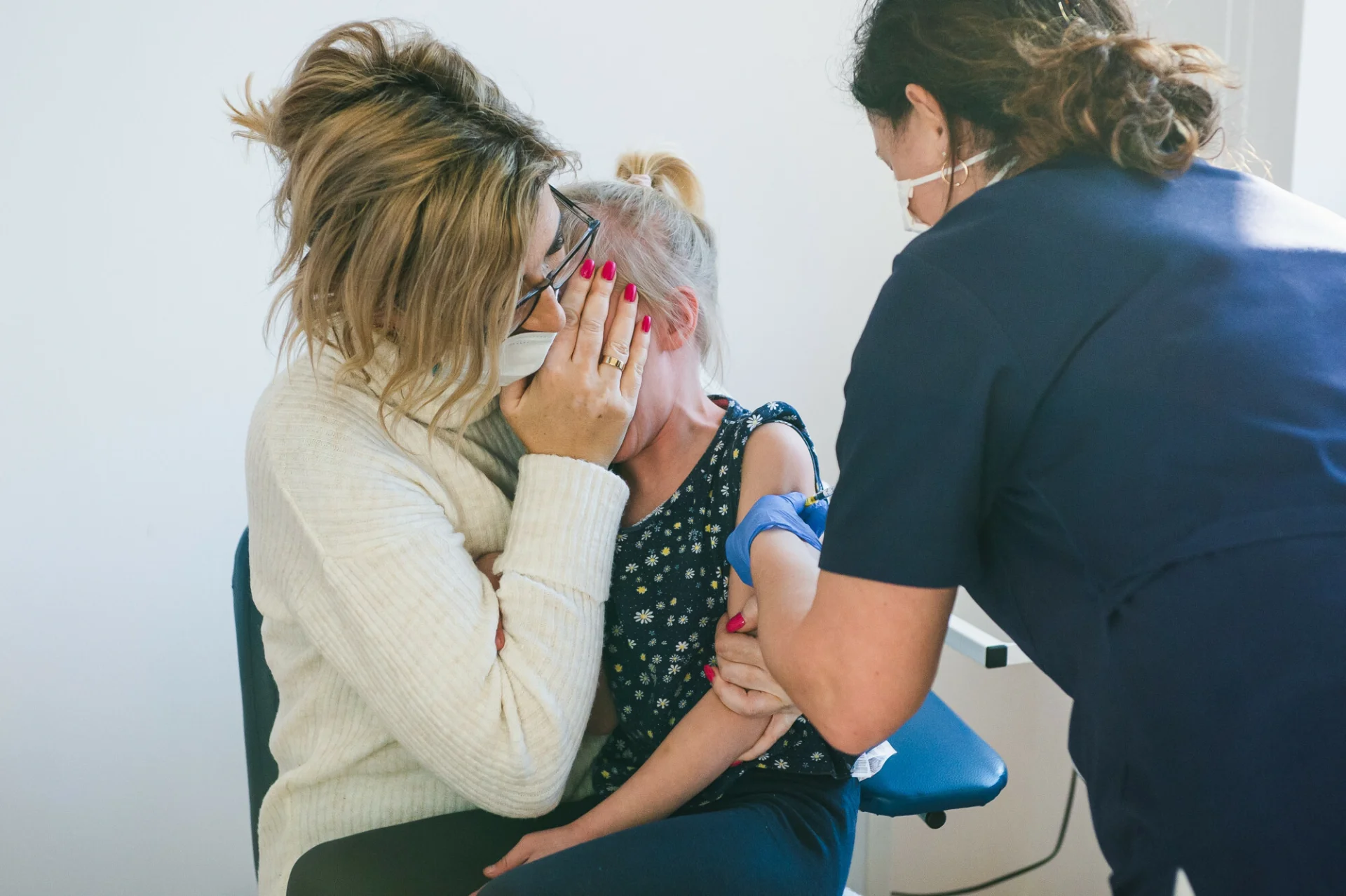 Wystraszone dzieci nie chcą zaszczepić się przeciw COVID-19.