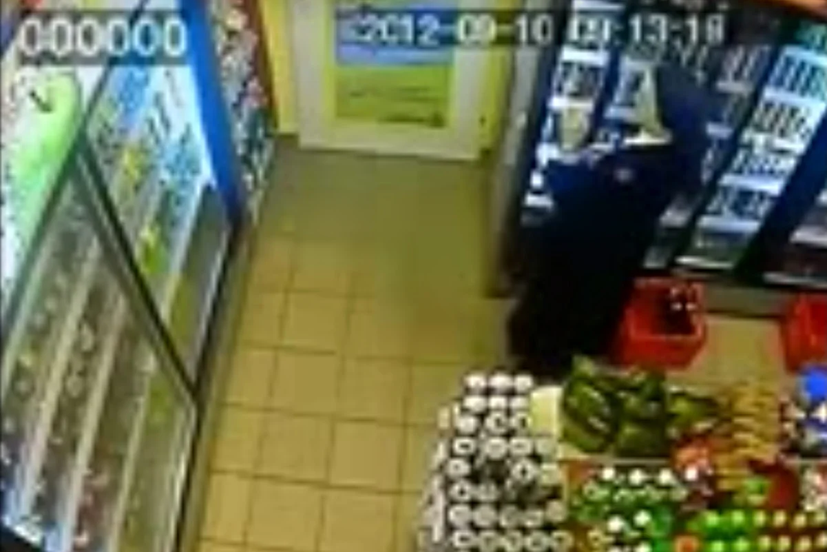 Zuchwała kradzież została nagrana.