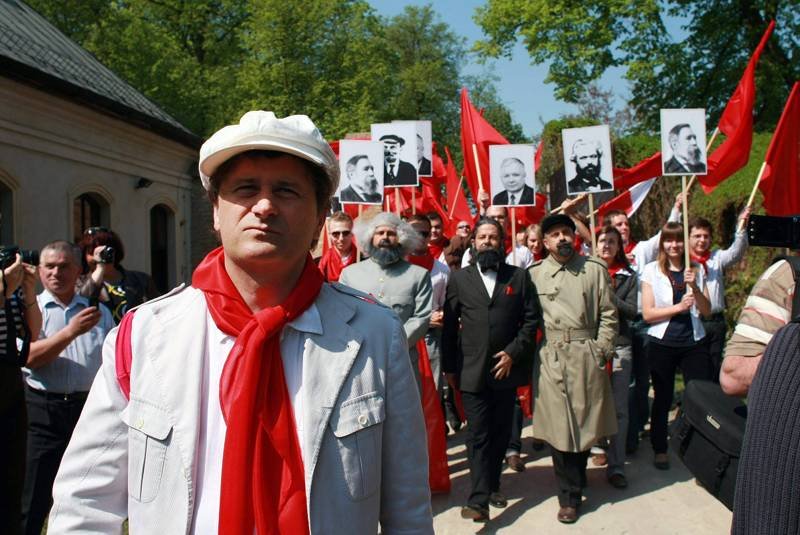 W maju 2009 roku Palikot zorganizował happening w Kozłówce koło Lubartowa, gdzie znajduje się Muzeum Socrealizmu. Główna atrakcja - publiczne czytanie pracy doktorskiej Lecha Kaczyńskiego.