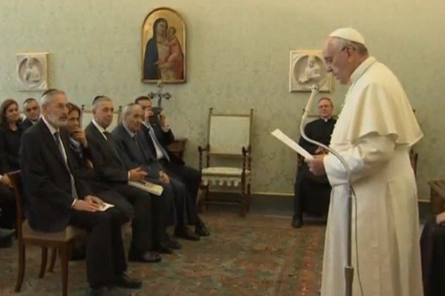 Papież Franciszek przemawia podczas piątkowego spotkania z przedstawicielami społeczności żydowskiej Rzymu