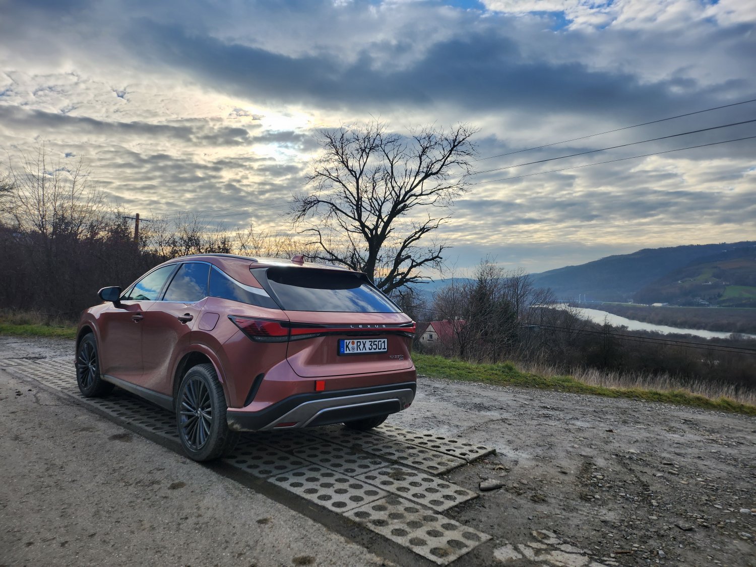 Nowy Lexus RX ten w wersji 350h w pięknym miedzianym kolorze.