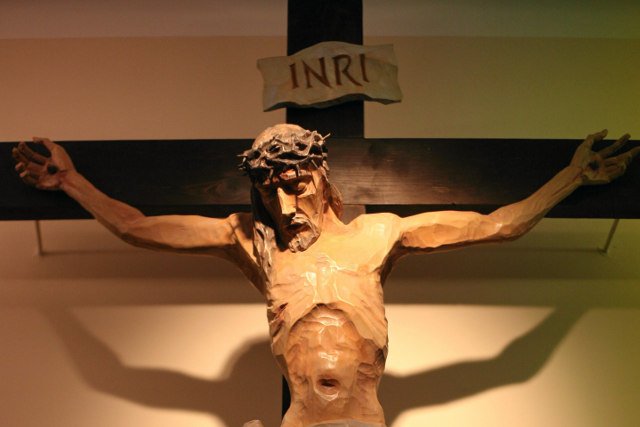 Senator Jan Filip Libicki ma nadzieję, że w sejmowej kaplicy znów będą odbywać się msze. Na zdjęciu: krzyż w kaplicy sejmowej