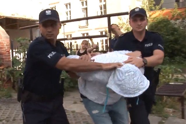 Występujący w spocie policjanci szybko i sprawnie zatrzymują sprzedającego śmierć dilera