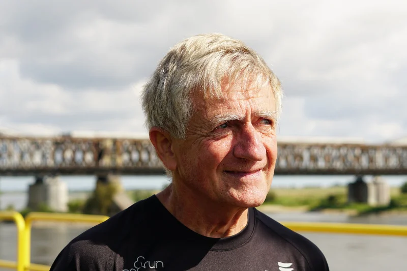 - Wszystkie maratony i półmaratony zrobił pan boso?
- Tak jak nie można startować w nowych, nierozbieganych butach, tak nie można zakładać butów na bieg, gdy cały czas biega się boso. Zwłaszcza, gdy chodzi o długie dystanse.