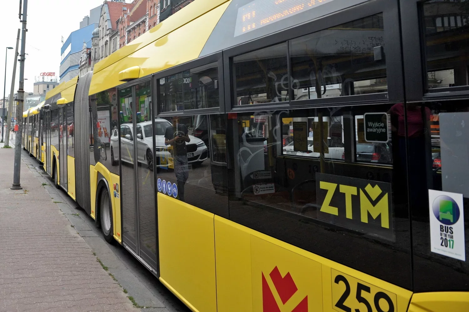 Kierowcy autobusu linii 910 ZTM Katowice przejechał 19-latkę w centrum Katowic. Kobieta nie przeżyła, osierociła dwójkę dzieci. Kierowcy autobusu linii 910 ZTM Katowice przejechał 19-latkę w centrum Katowic. Kobieta nie przeżyła, osierociła dwójkę dzieci.