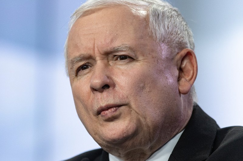 Jarosław Kaczyński prezentował wymowną mimikę podczas konferencji z Markiem Kuchcińskim