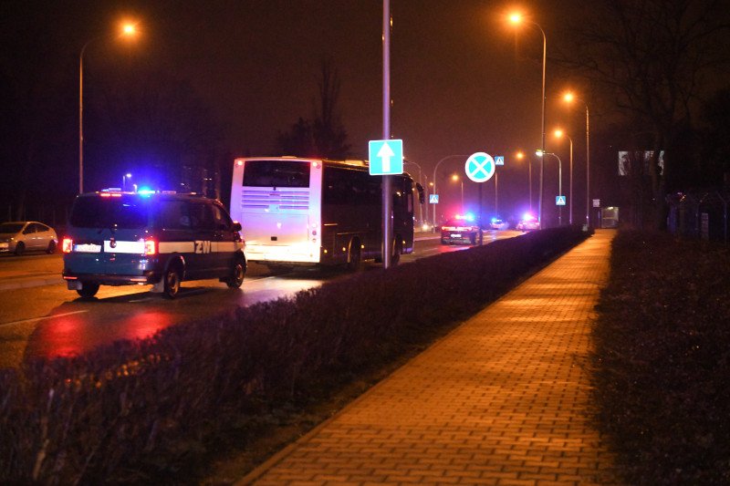 Polacy zaraz po wylądowaniu zostali przewiezieni do szpitala na badania.