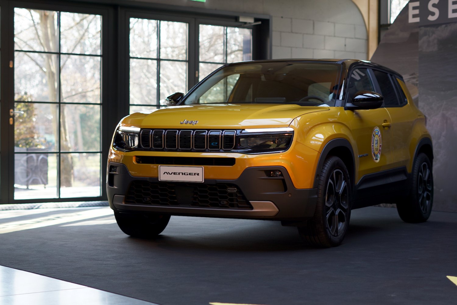 Nowy Jeep Avenger to SUV skrojony pod europejskie potrzeby. Oprócz wersji elektrycznej w Polsce będzie też odmiana benzynowa.