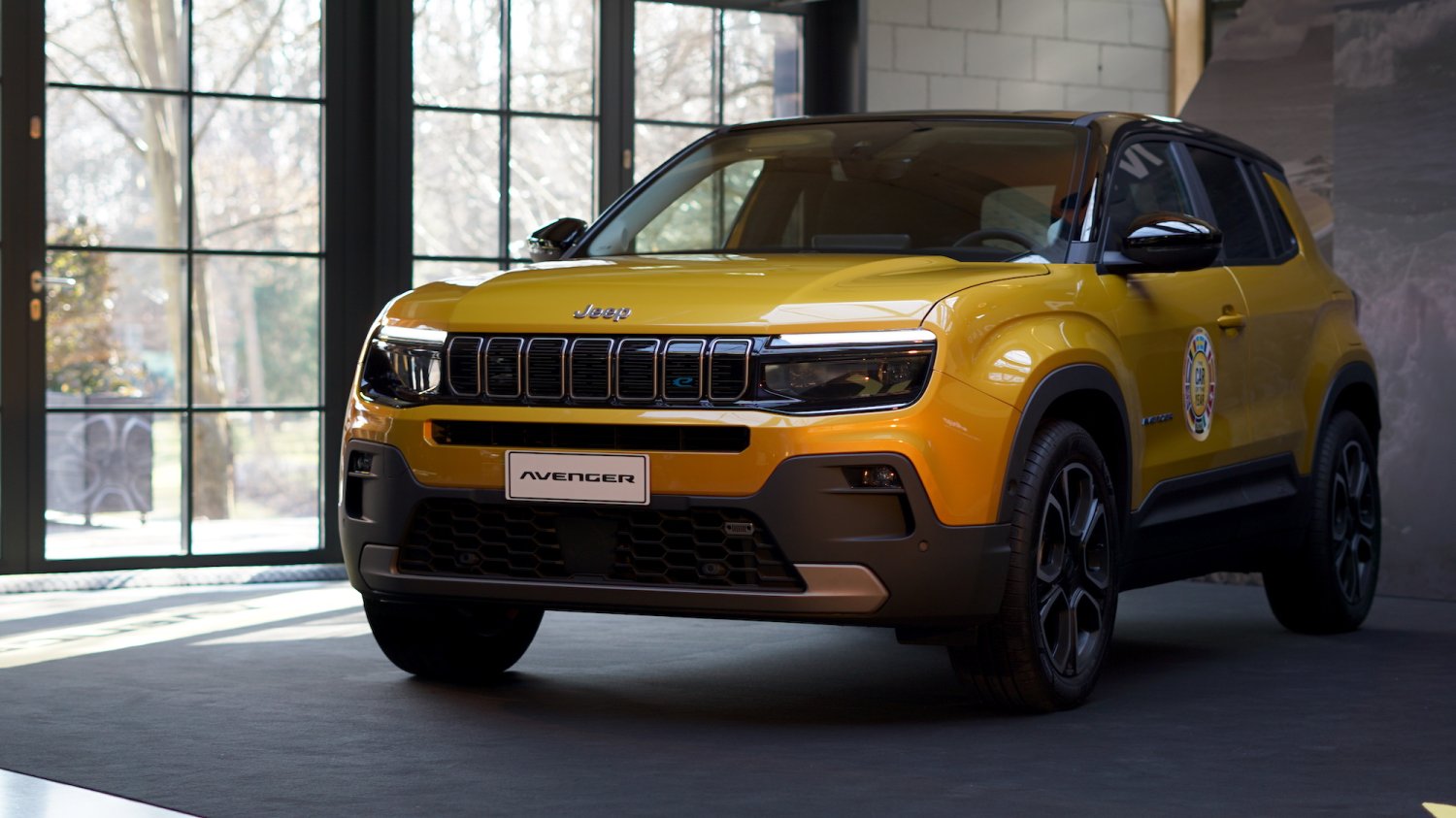 Nowy Jeep Avenger to SUV skrojony pod europejskie potrzeby. Oprócz wersji elektrycznej w Polsce będzie też odmiana benzynowa.