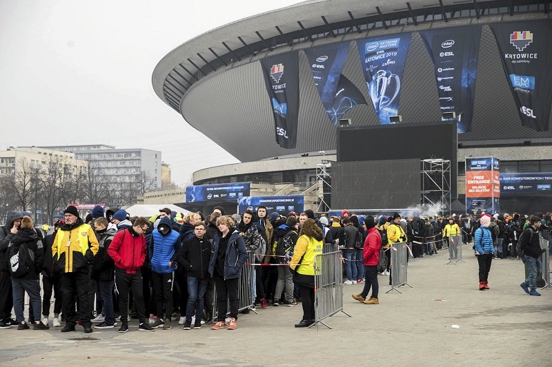 Wojewoda śląski wydał zakaz uczestnictwa publiczności w Intel Extreme Masters 2020. Na zdjęciu kolejka osób z IEM 2019.