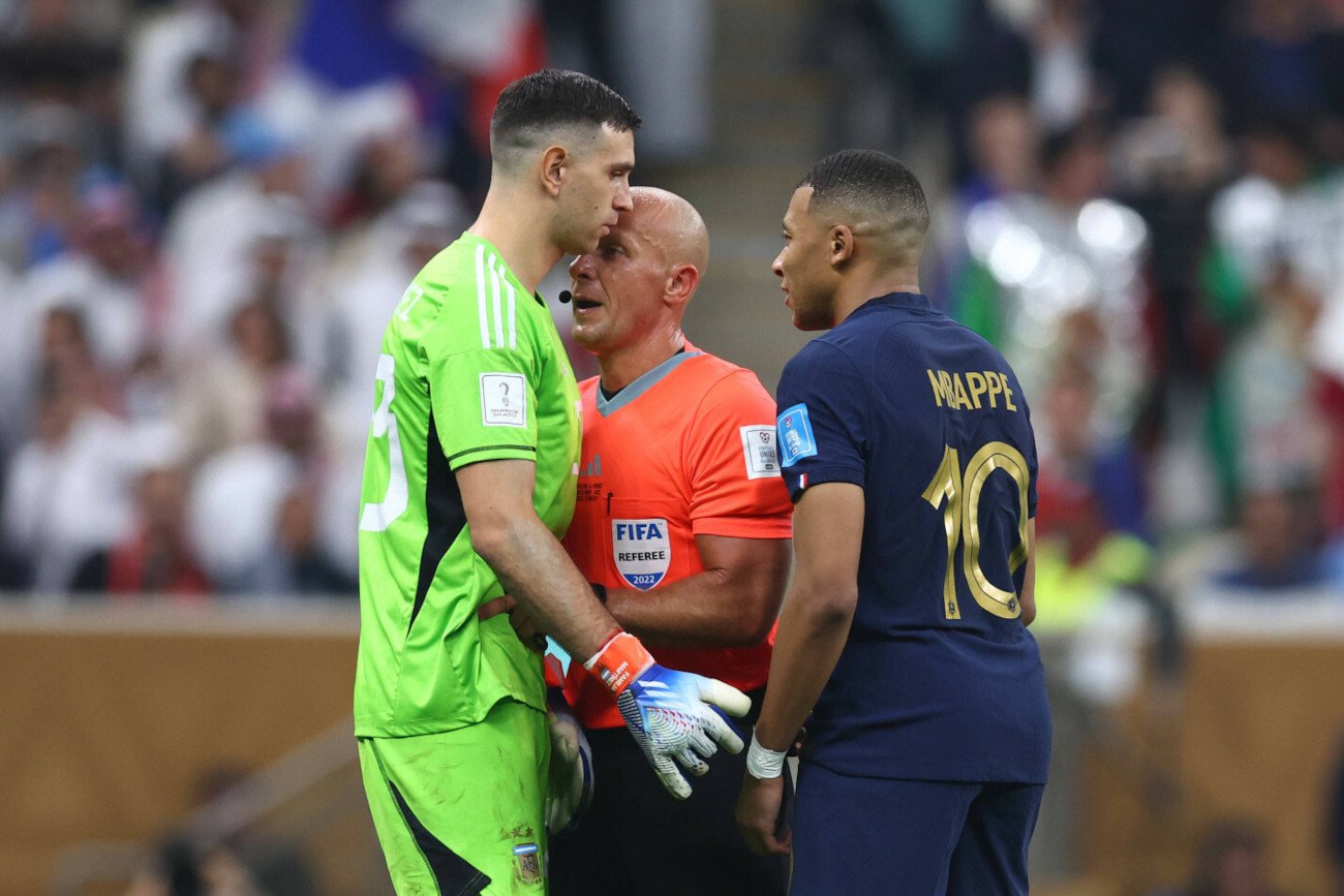 Szymon Marciniak zbiera (poza Francją) świetne noty za swój występ w finale mundialu w Katarze.