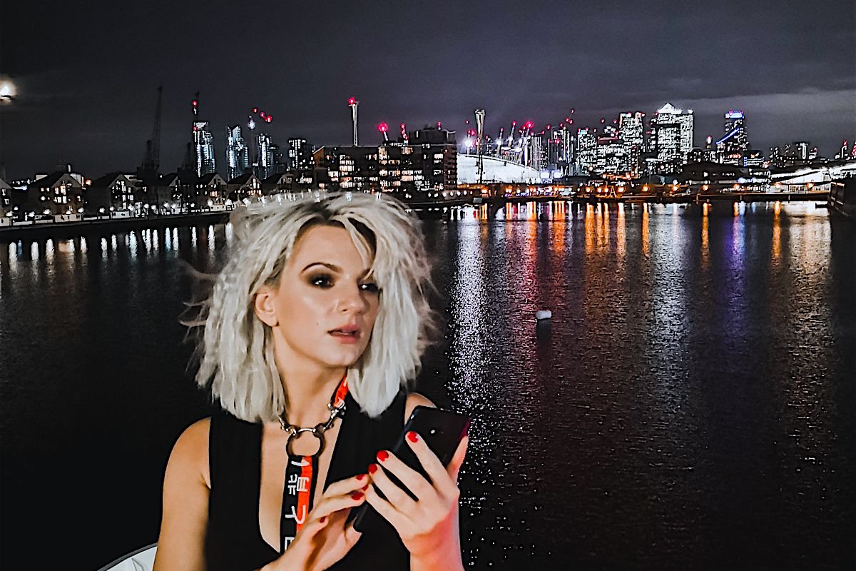 Sarsa, czyli wokalistka, która w niemal egipskich ciemnościach została przyłapana w obiektywie smartfona Mate 20 Pro