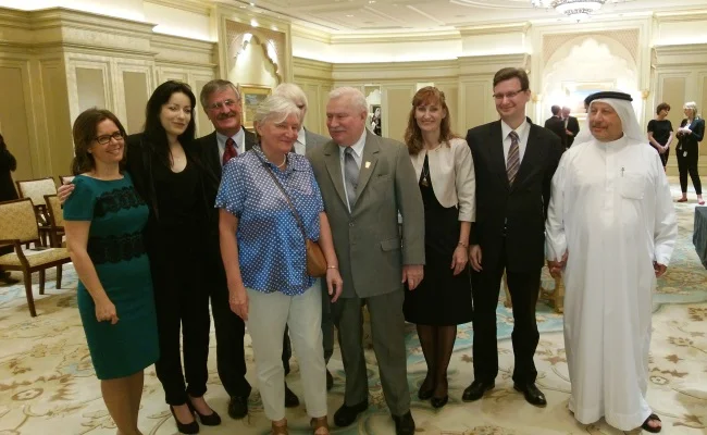 Prezydent Lech Wałęsa rozpoczął swoją wizytę w Zjednoczonych Emiratach Arabskich.