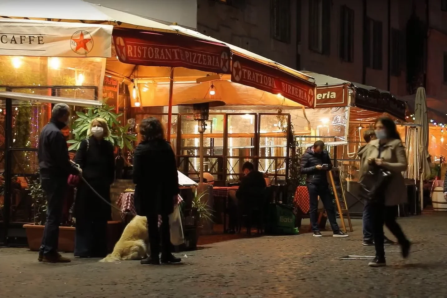 Od piątku we Włoszech osoby, które nie posiadają paszportu covidowego nie mogą wejść do barów, restauracji, basenów, siłowni, kin czy też parków rozrywki.