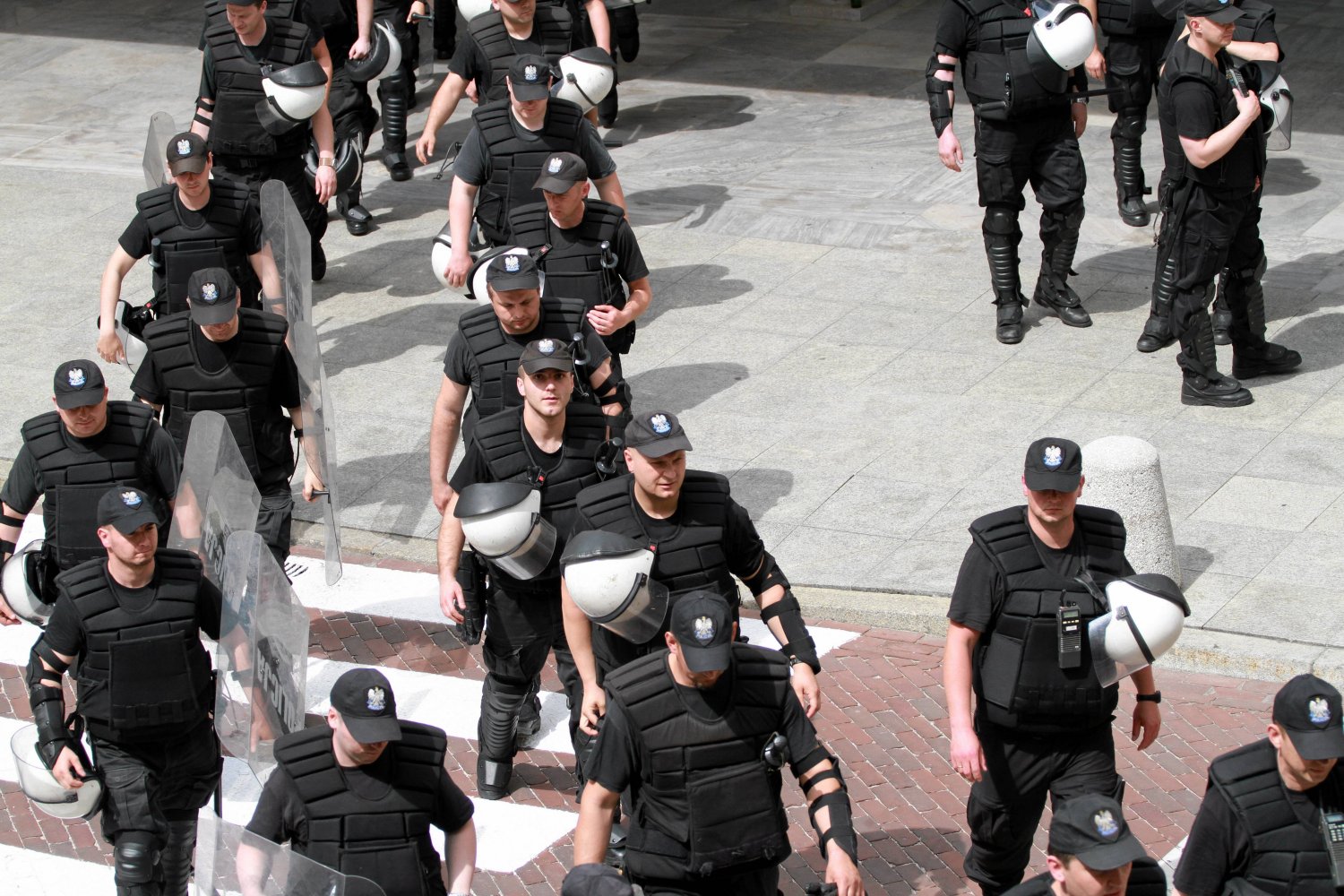 Policjanci z oddziałów prewencji, ochraniający parlament przed demonstrantami z "Solidarności"